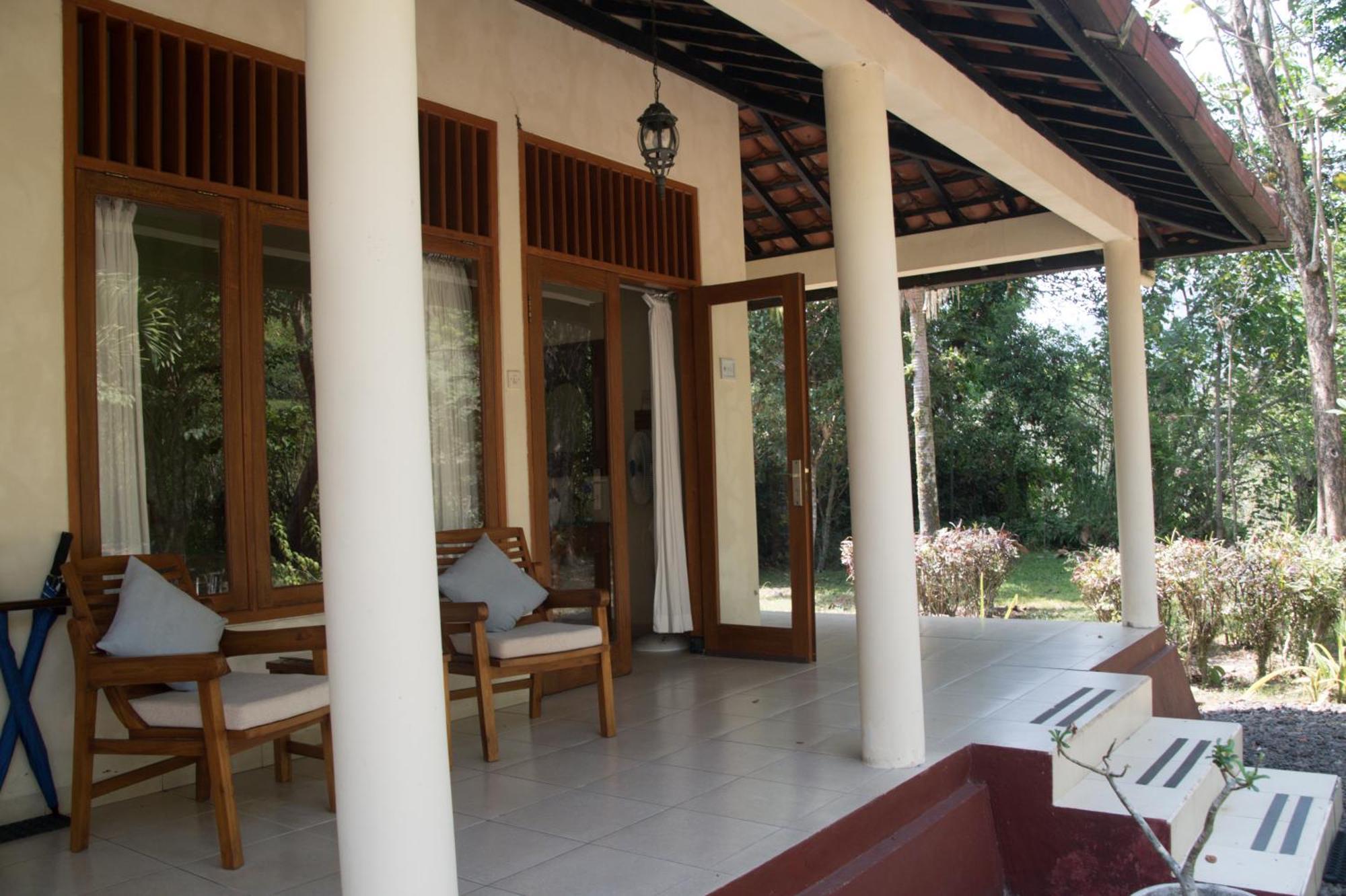 Guesthouse Rumah Senang Kalibaru Ngoại thất bức ảnh