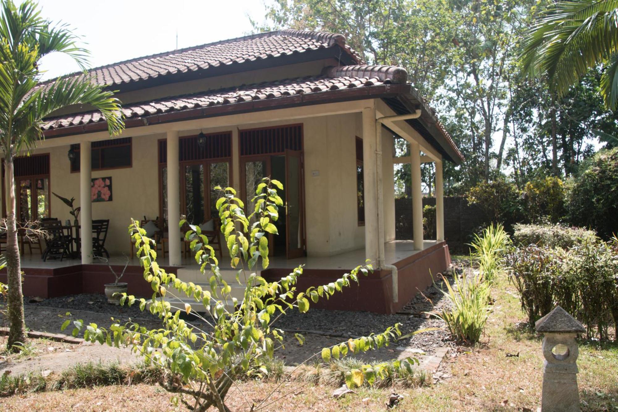 Guesthouse Rumah Senang Kalibaru Ngoại thất bức ảnh