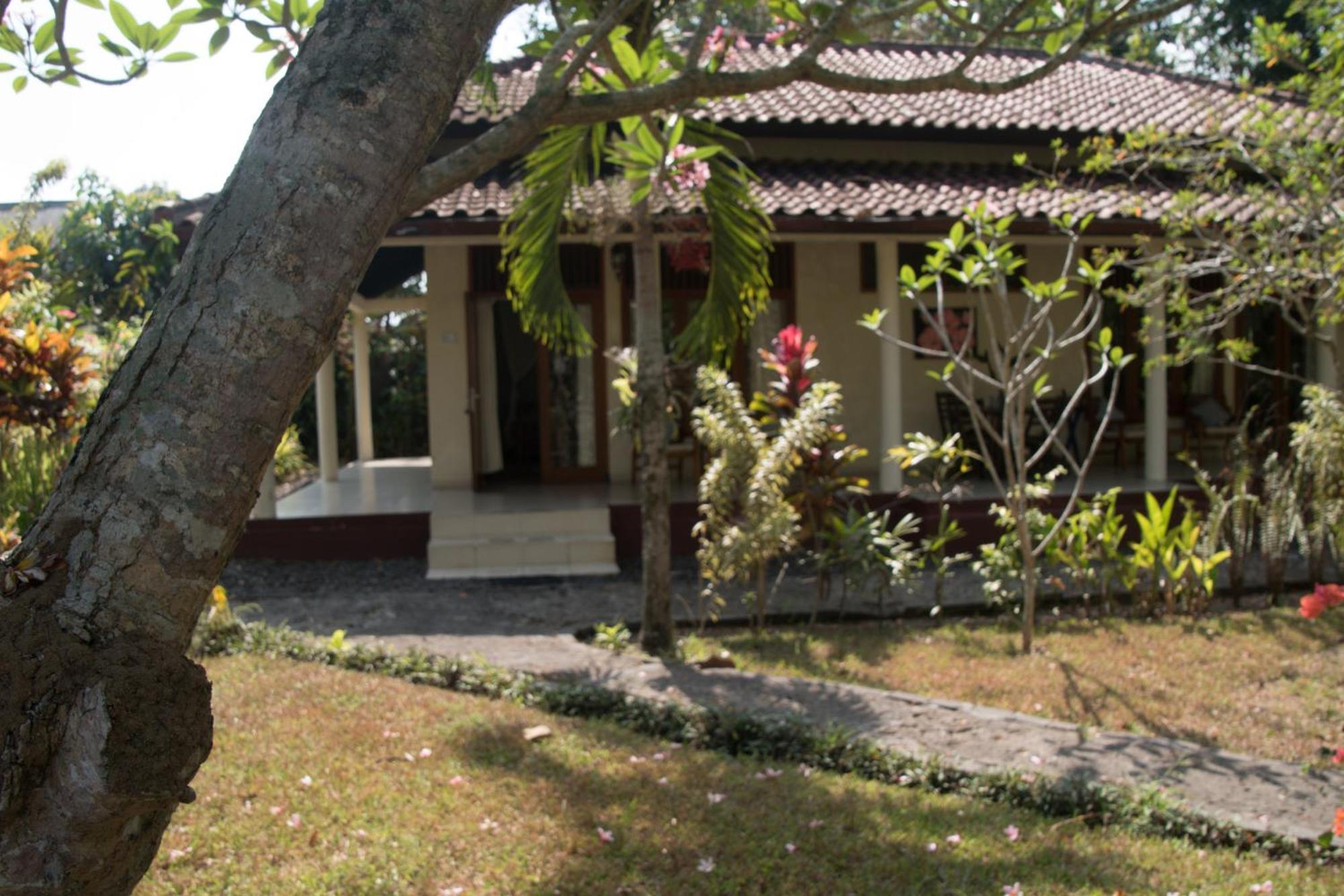 Guesthouse Rumah Senang Kalibaru Ngoại thất bức ảnh