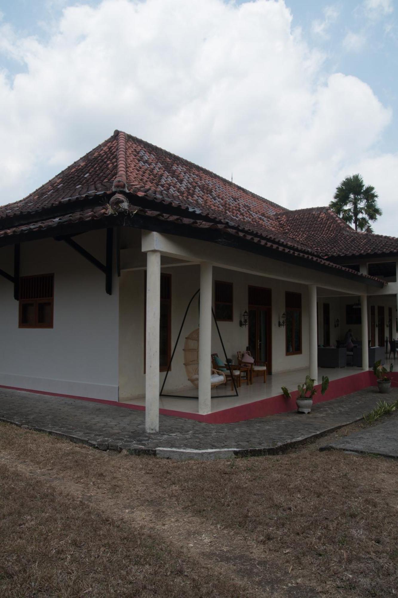 Guesthouse Rumah Senang Kalibaru Ngoại thất bức ảnh