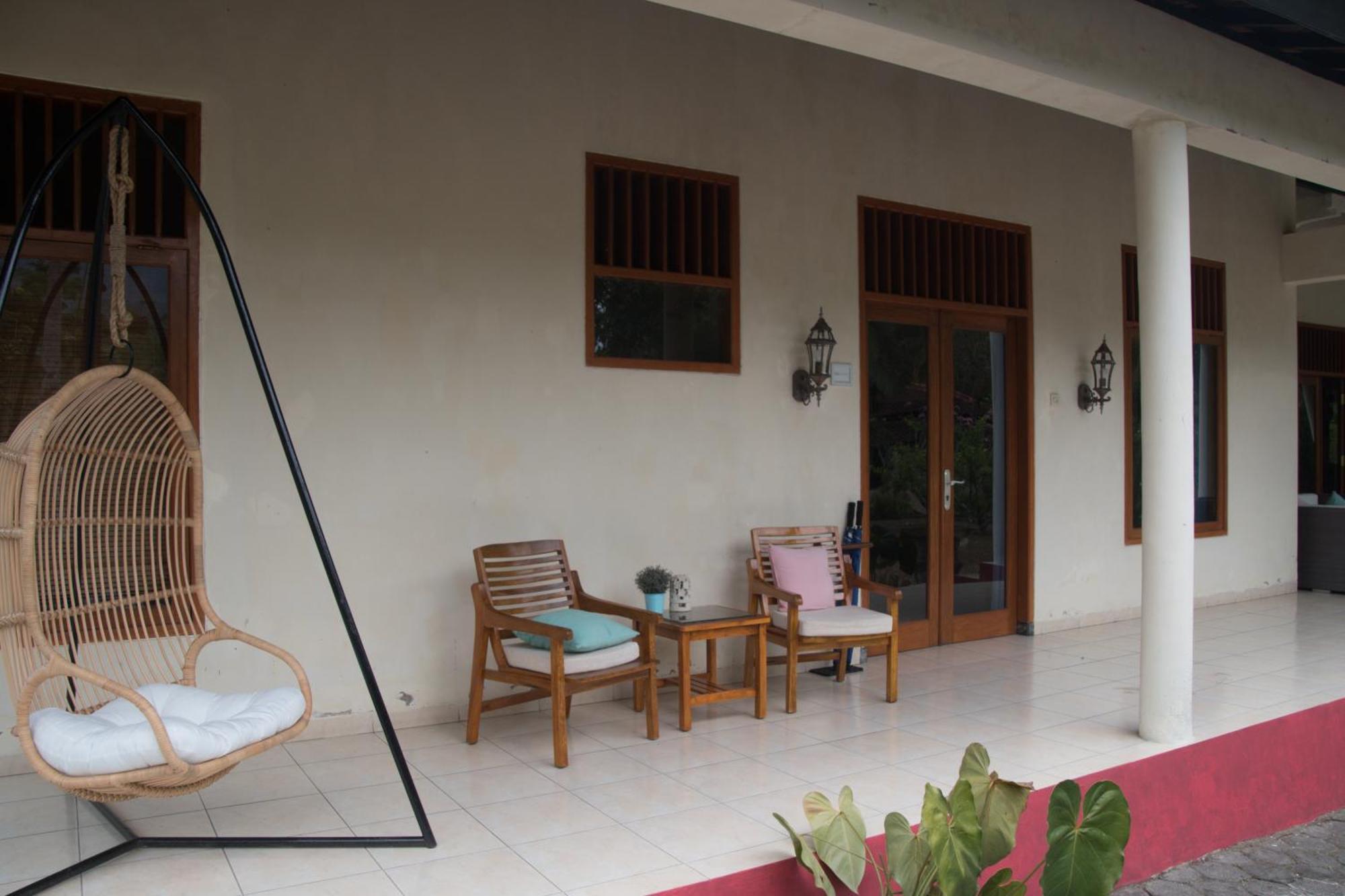 Guesthouse Rumah Senang Kalibaru Ngoại thất bức ảnh