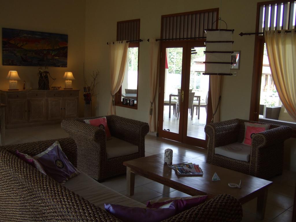 Guesthouse Rumah Senang Kalibaru Ngoại thất bức ảnh